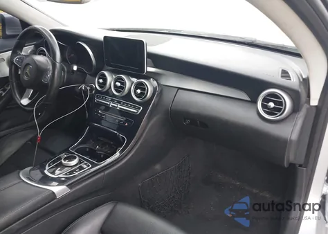 2017 Mercedes-Benz C 300 z USA, uszkodzony, nr VIN WDDWJ4JB5HF340743